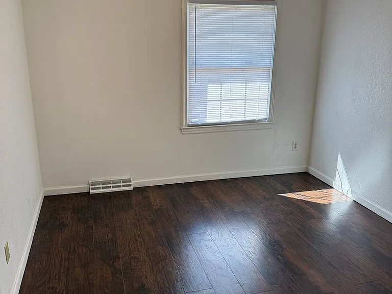 2100 W Bremer Ave — Photo 4