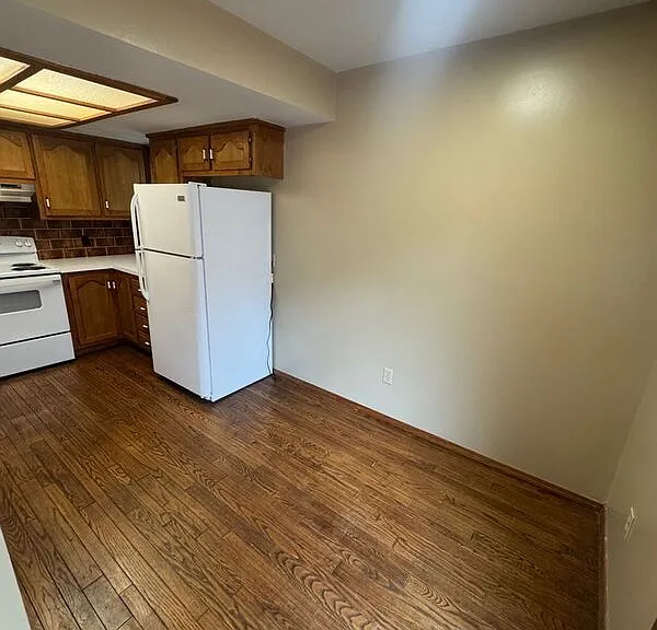 510 E Elm St #E — Photo 9