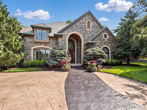 4th image of 555 Maple Knoll Rd