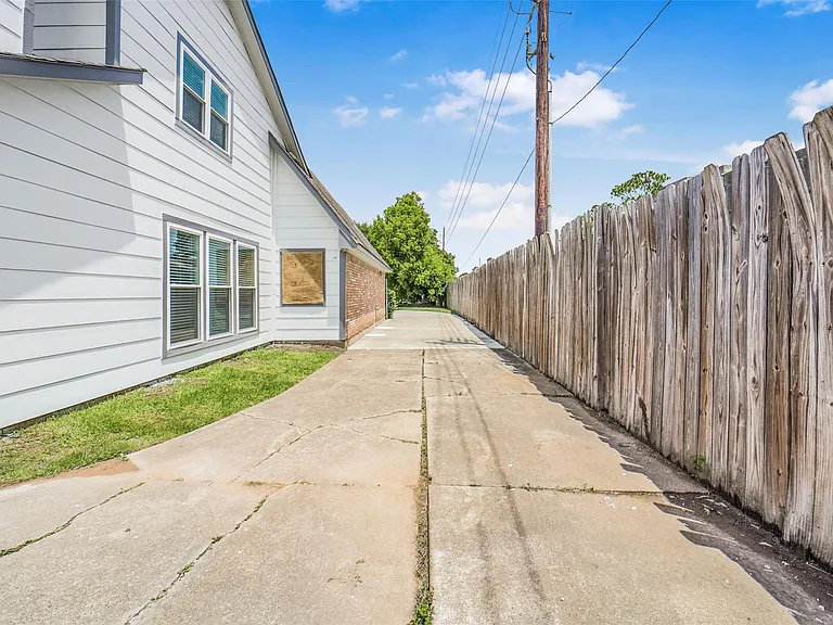 4138 Club Valley Dr — Photo 43