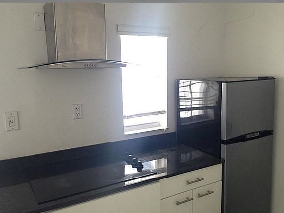 2nd image of 928 Jefferson Ave #7