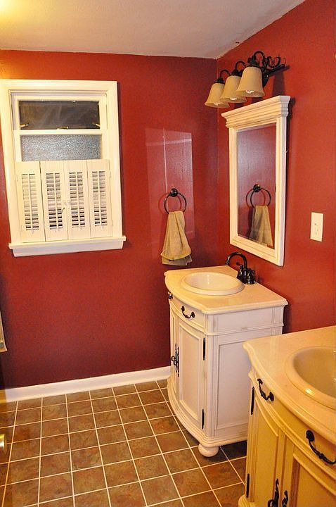 Full Bath with Double Vanity!