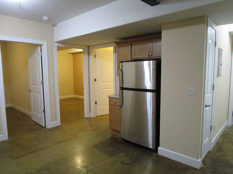 810 E Broadway — Photo 5