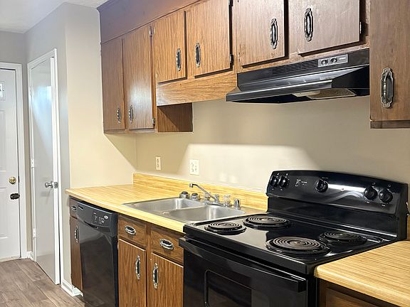 3rd image of 1701 McGregor Ct