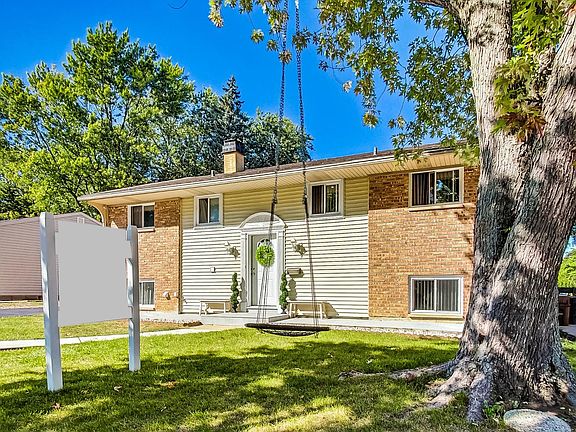 3rd image of 106 Oxford Ln