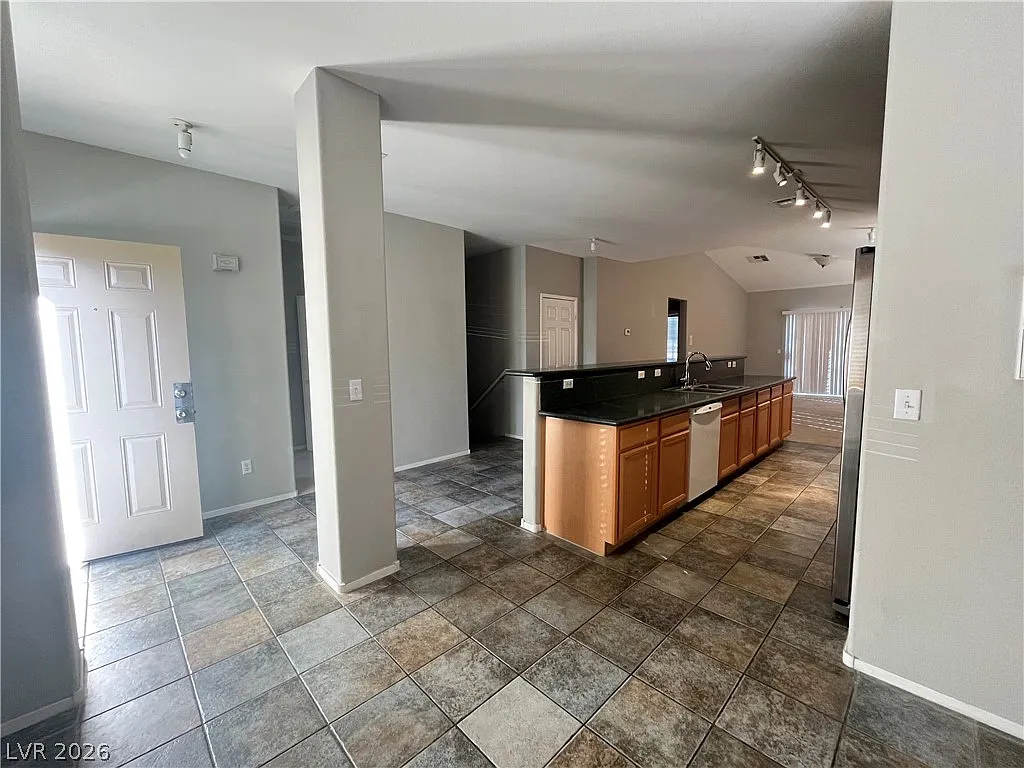 2 bed, 2.0 bath, 1302 sqft, $1,750 — Photo 3