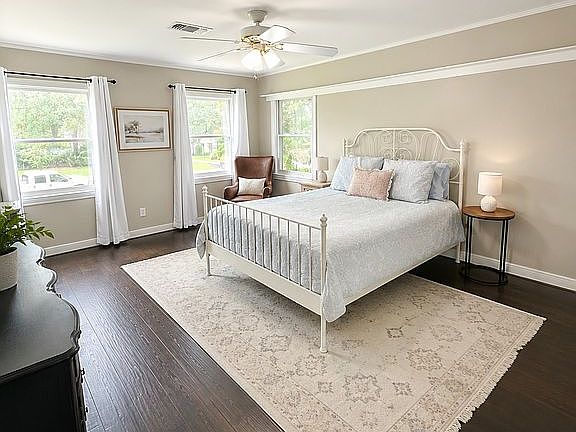 2nd image of 934 Moss Spring Ln