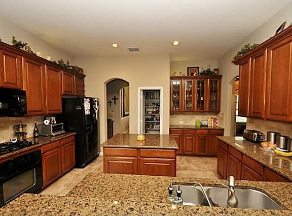 5th image of 903 Killian Dr