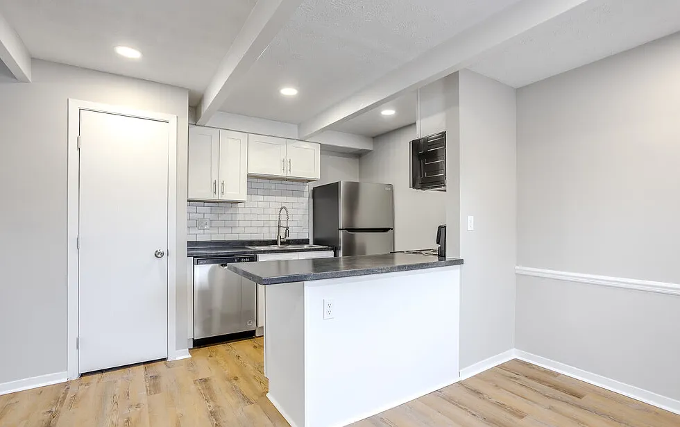 2 bed, 1.5 bath, 900 sqft, $1,275 — Photo 2