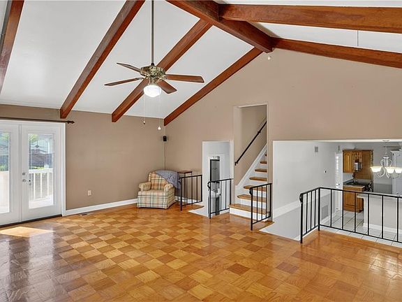 4th image of 609 Mary Ln