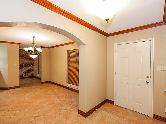 3rd image of 601 Saint James Dr APT 14