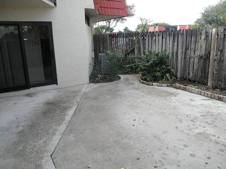 3662 Victoria Dr — Photo 3