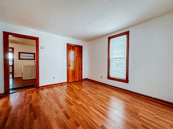 5th image of 527 Warnock St