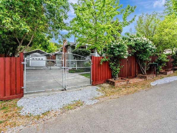8029 Corso Dr, Forestville, CA 95436