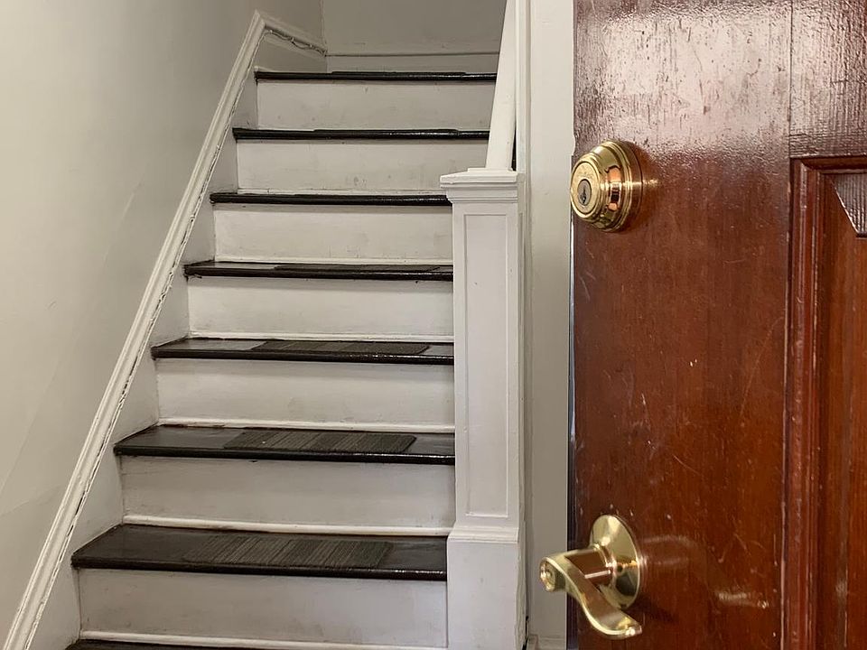 1st image of 188 Rossiter Ave Floor 2