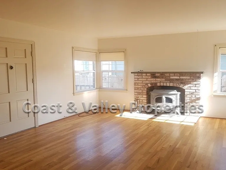 114 Lorimer St — Photo 2