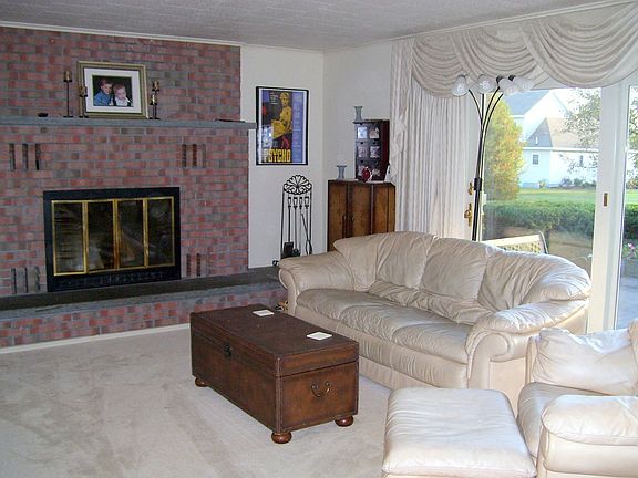 Living room w/fireplace