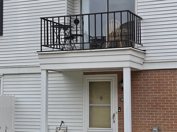 24399 Meadowbridge Dr, Clinton Township, MI 48035