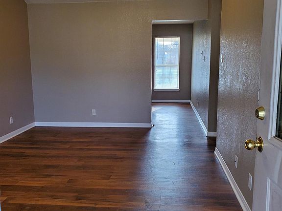 3rd image of 2002 Windward Dr APT B
