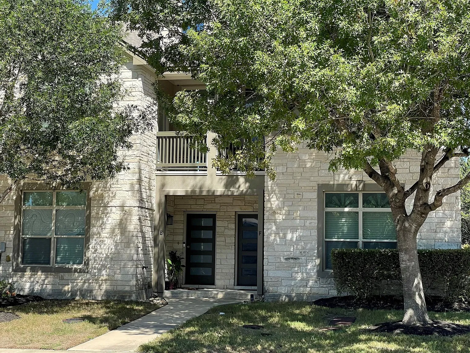 4 bed, 2.5 bath, 2222 sqft, $2,300 — Photo 2