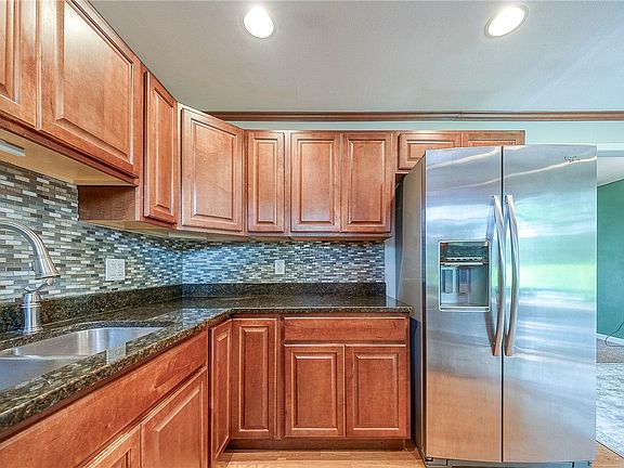 5th image of 407 Lincolnshire Dr