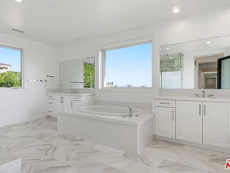 20448 W Liverpool Way — Photo 35