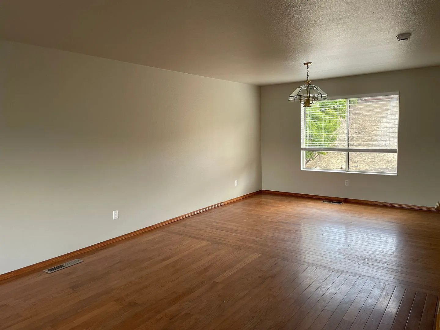 4 bedroom 2 1/2 bath 3 car garage — Photo 4