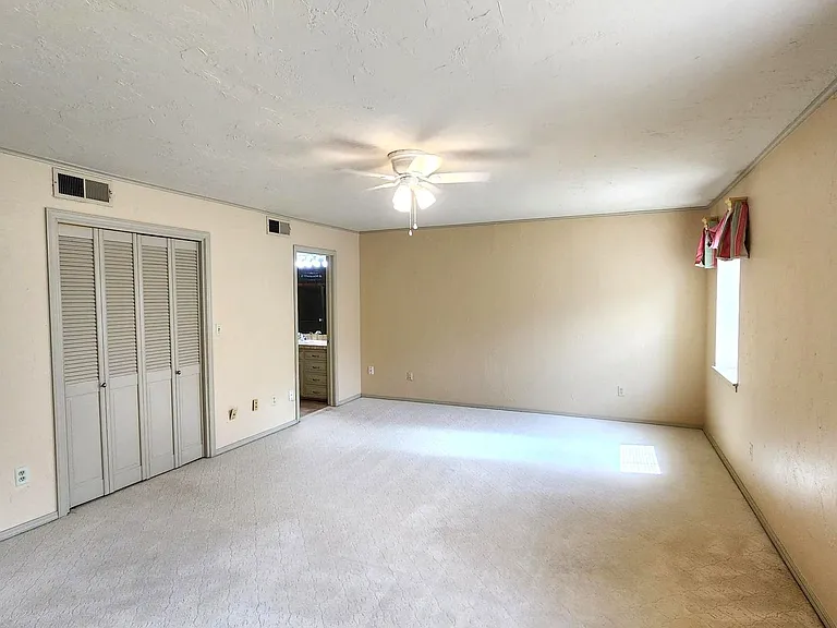 7900 Lakehurst Dr — Photo 25
