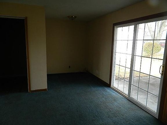 5th image of 699 Martha Dr