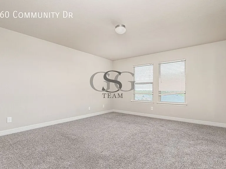 660 Community Dr — Photo 8