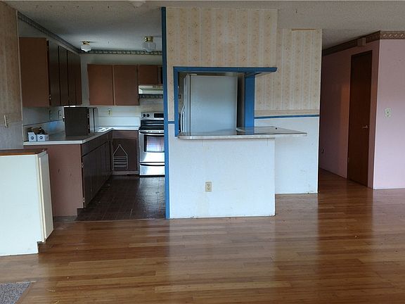 5th image of 613 W King St