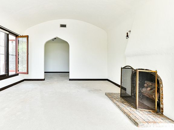5th image of 836 Venezia Ave