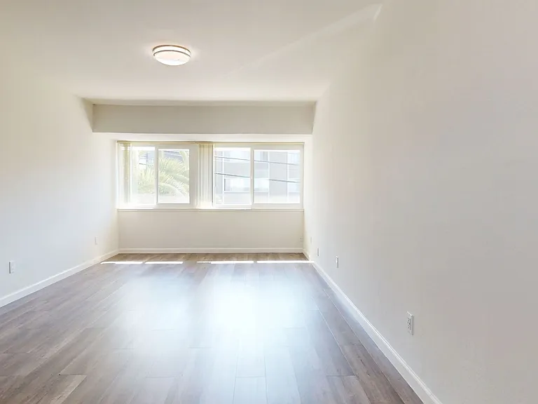Charming Apartments in Prime Oakland Location! — Photo 2