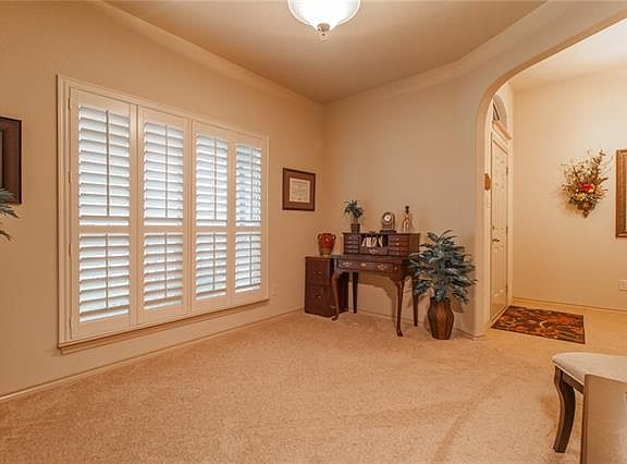 4th image of 2941 Maple Creek Dr