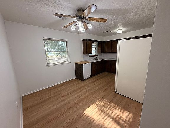 5th image of 206 SE Surrey Pl