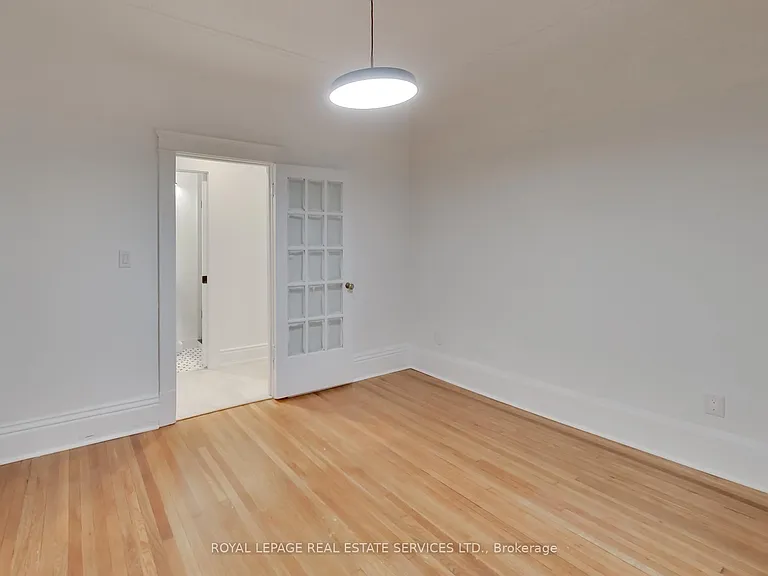 218 Montrose Ave — Photo 9