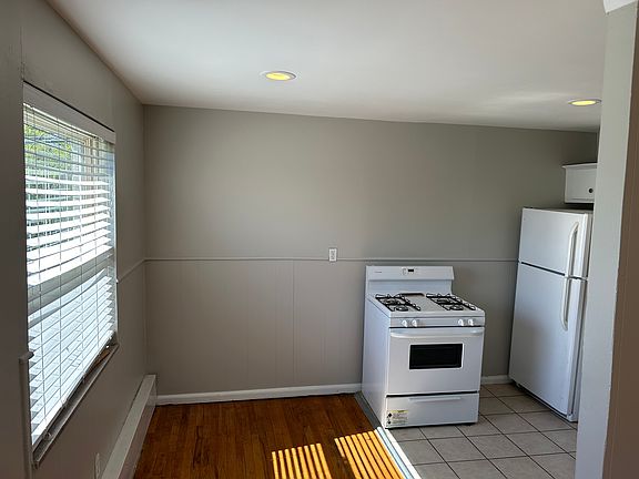 Eat in Kitchen with Gas Stove!