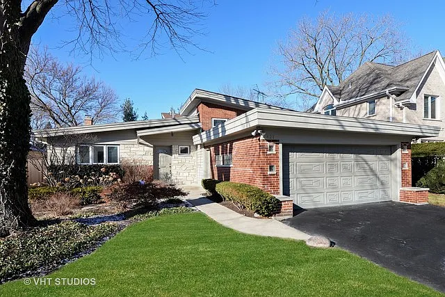 421 Sunset Dr photo 1