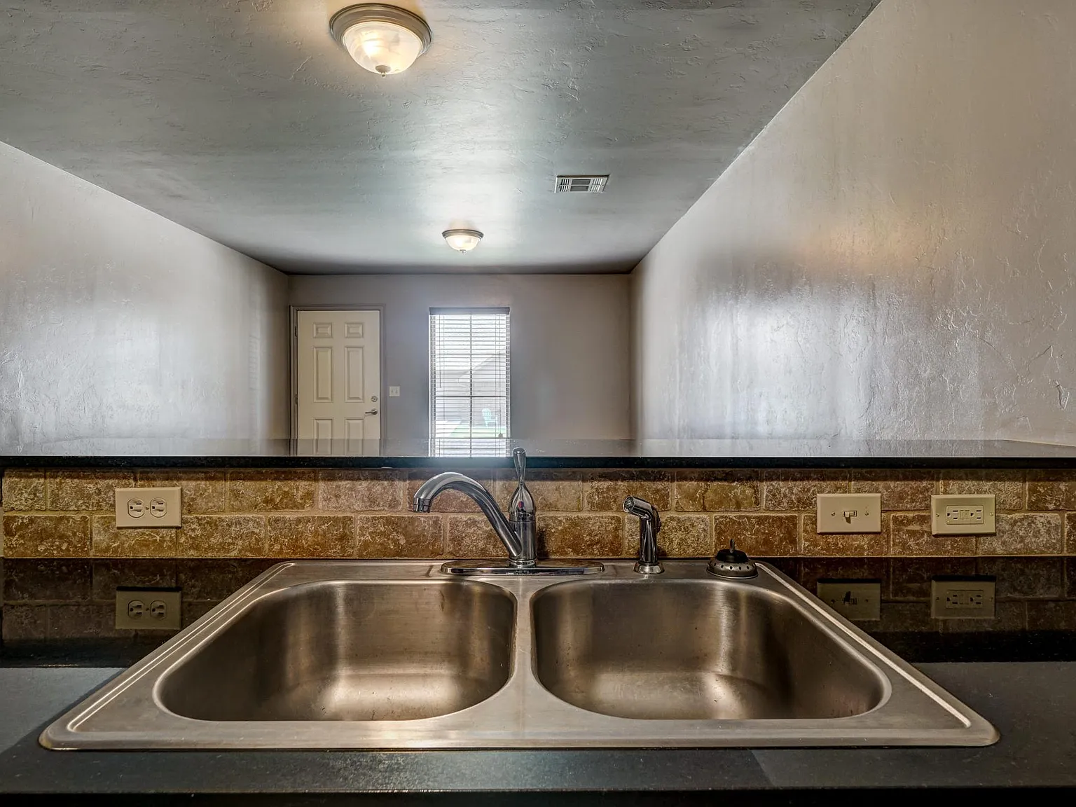 2 bed, 800 sqft, $925 — Photo 4
