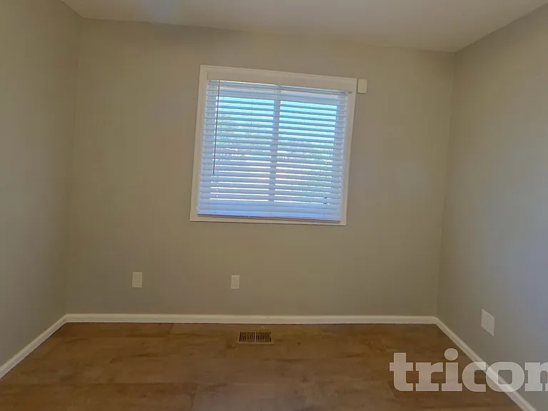 910 Foothills Ct — Photo 8
