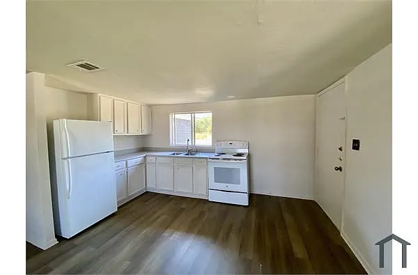 Building Photo - 415 Jasmine Ln #415