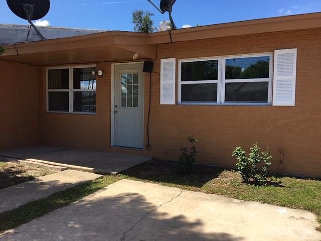 1st image of 220 W Towne Pl