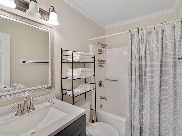 2225 Summit St #4 — Photo 11