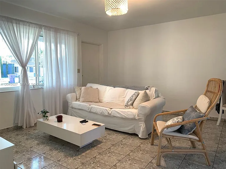 2131 Arthur St — Photo 1