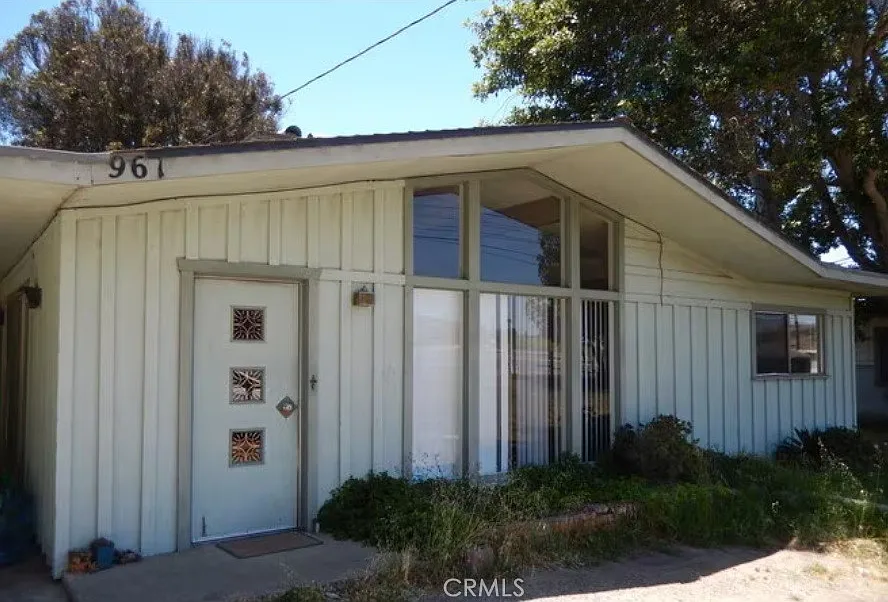 961 W Foothill Blvd