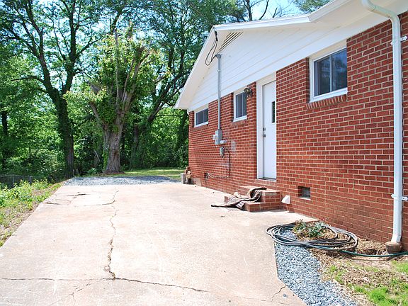 3rd image of 88 Ashworth Cir