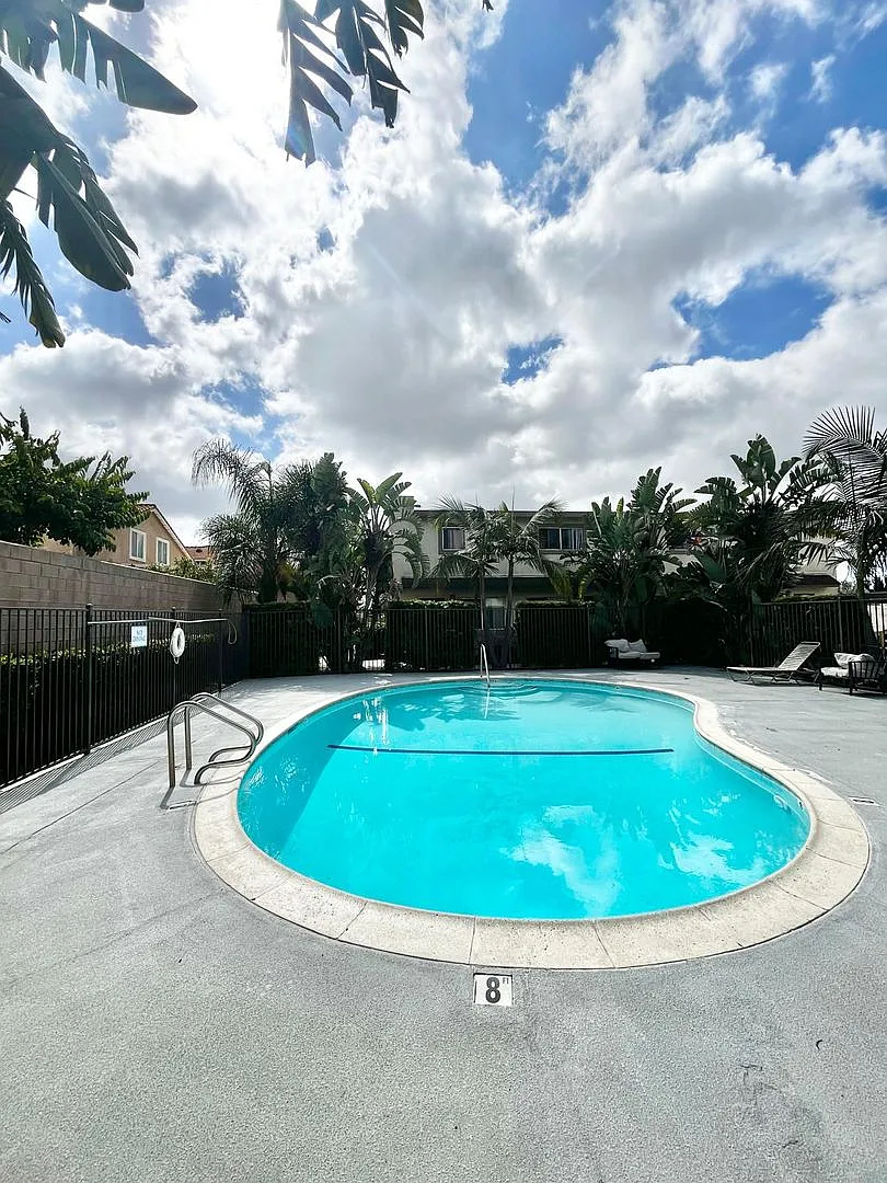 The Manor — Photo 4