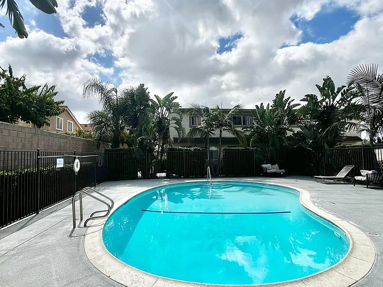 The Manor — Photo 4