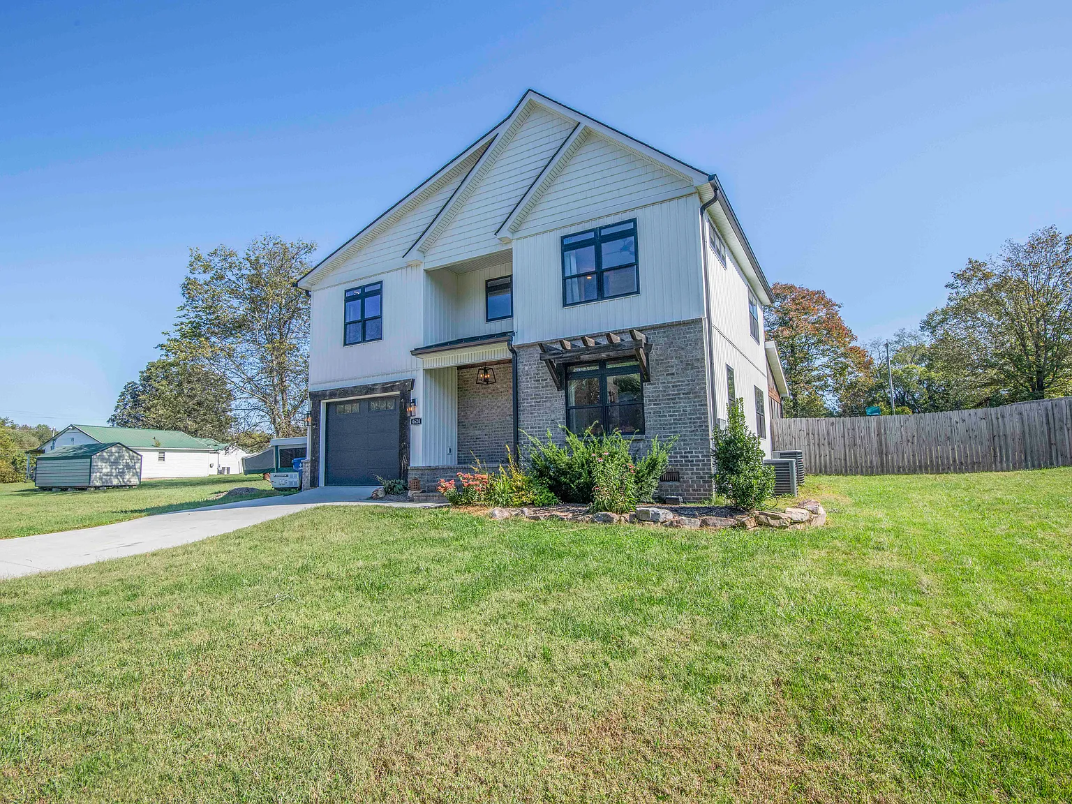 3 bed, 2.5 bath, 1840 sqft, $2,700 — Photo 2