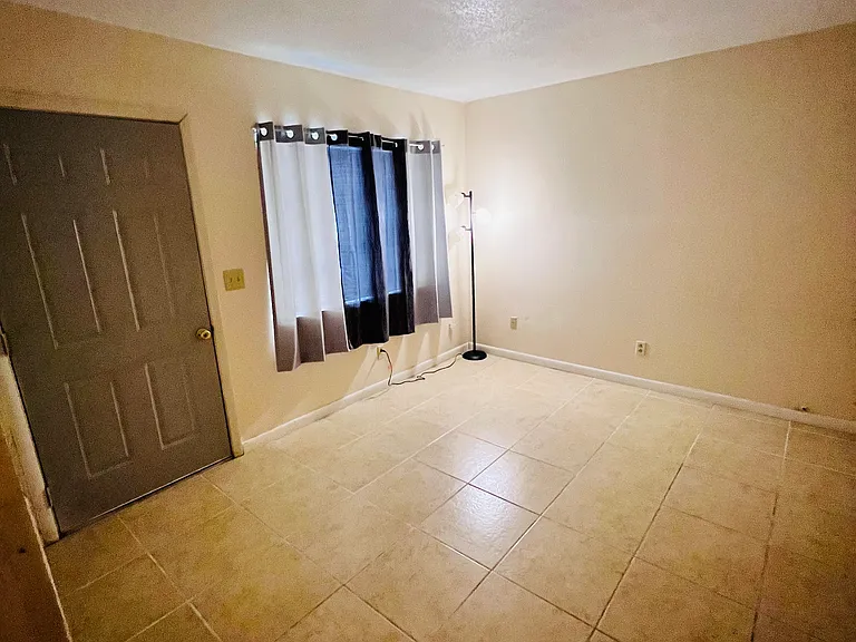 513 W Henry St — Photo 9